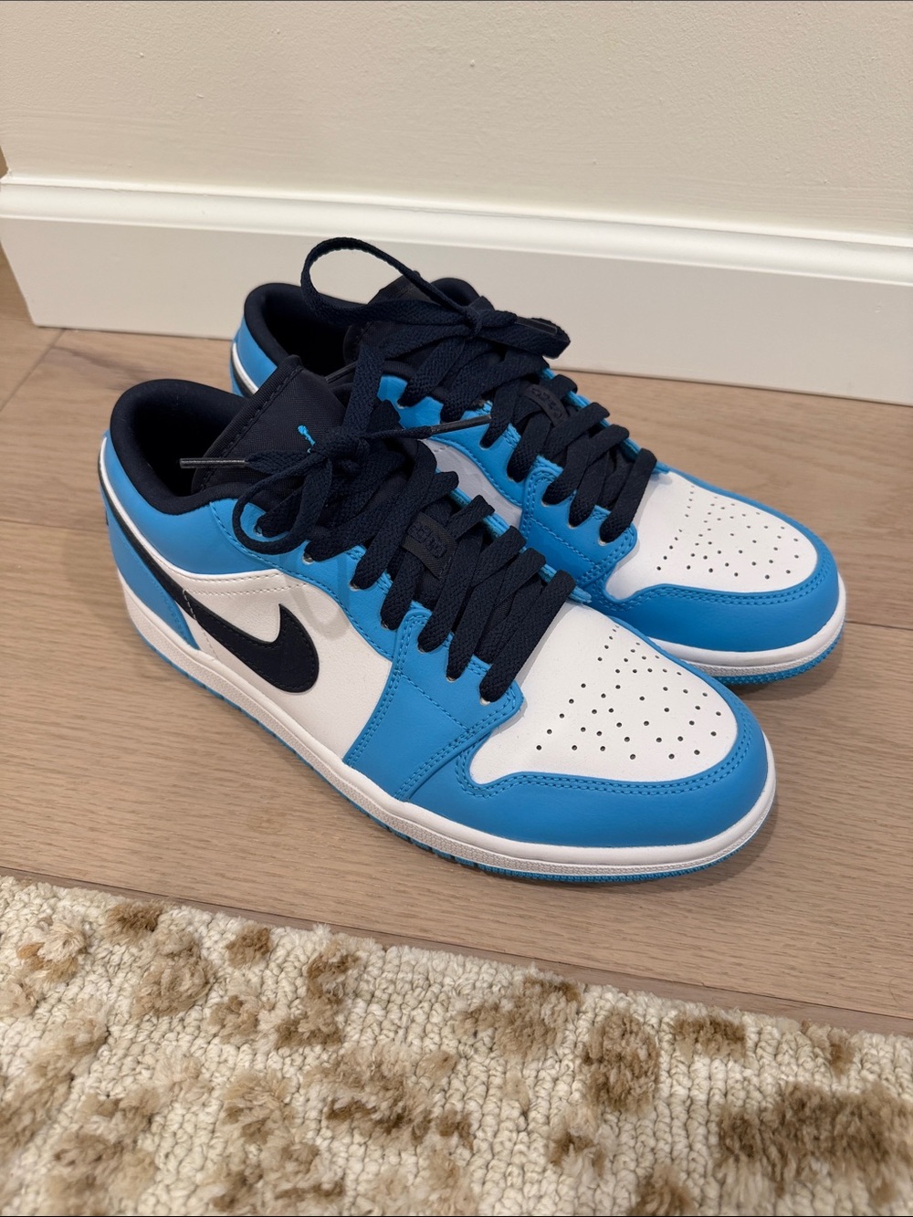 Nike Low-Top Sneakers in White, University Blue & Black